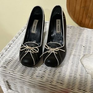 Steve Madden heels black with white piping